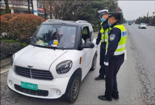电动三四轮上牌照为何还加喷YBA字样？