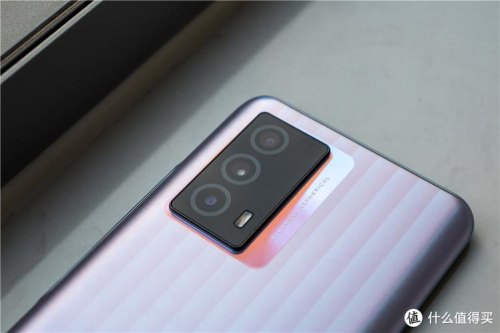 iqooz5的是三星屏?