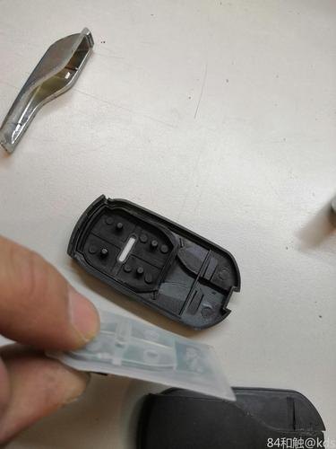 威马电动汽车遥控器咋换电池？