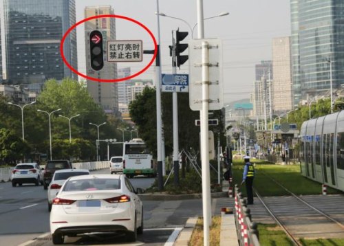 Y字型车到红灯亮时可以右转吗？