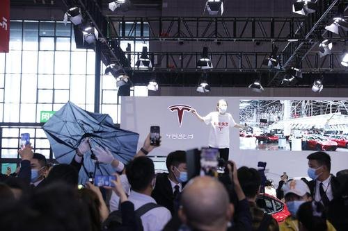 为什么很多自媒体发特斯拉的黑文？特斯拉好不好？