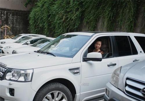 如何看待女人开路虎、霸道等大型越野车？
