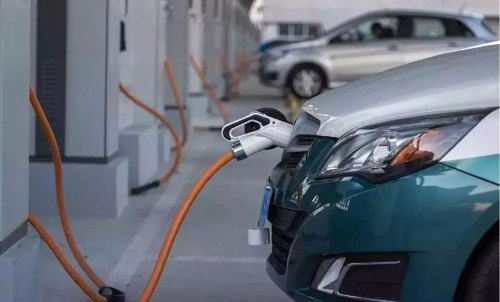 女生上班往返路程60公里适合买新能源还是油车？