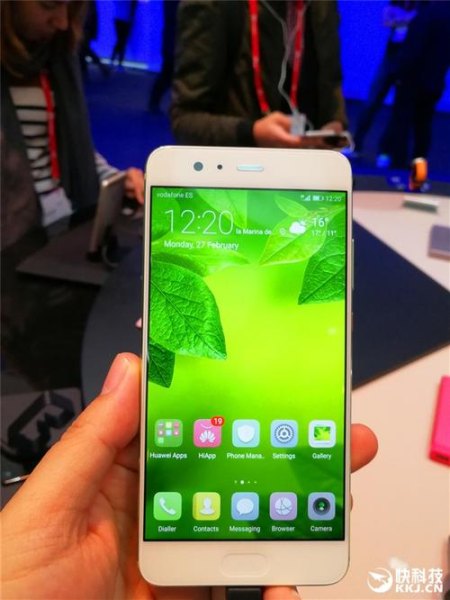 为什么华为手机屏幕边框有绿色的怎么解决？
