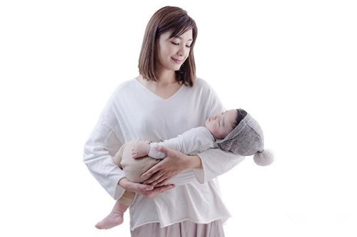一个月的婴儿怎么知道抱着她是坐着的？