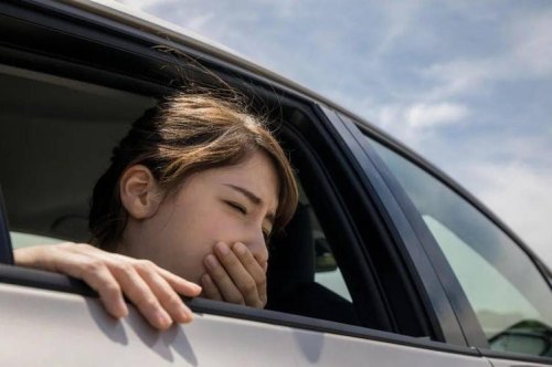 为什么自己开车不晕车，一坐公交车或副驾驶就感觉晕车不舒服？
