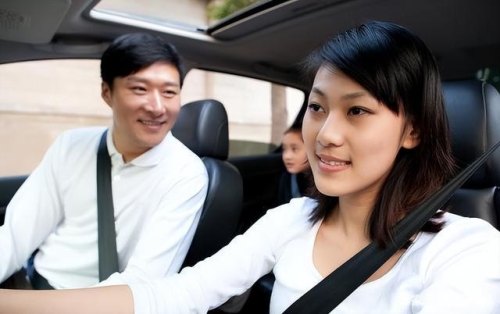 一个已婚女同事，每天搭不同男人的车上下班。这种女人正常吗？