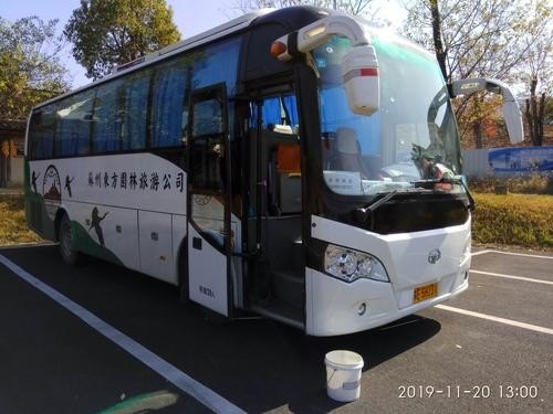 旅游大巴可以坐多少人？
