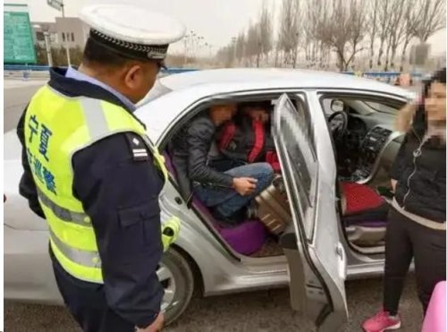 五座车超载一小孩出现交通事故？
