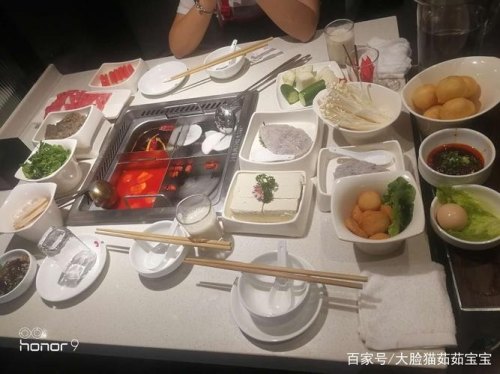 海底捞四人座位可以坐5个人吗？