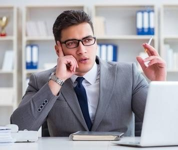办公室的人抽烟上瘾，每次我都得躲外面，冬天到了，怎么办啊？