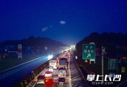 从长沙高速那个出口离火车南站最近零晨有车打吗？