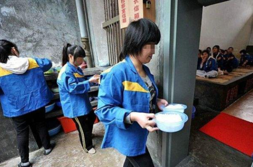 蹲监狱和蹲看守所有什么不一样的地方吗？