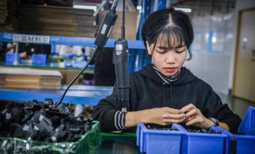 没学历没技术没口才喜欢自由的工作，不想进厂做生产工整天坐着，有啥工作适合呢？