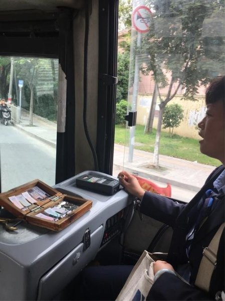 为什么现在还有公交车是人工售票呢？