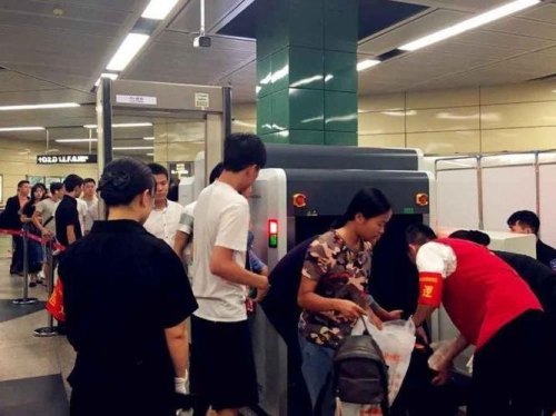 深圳五和地铁站不管你是路过还是坐地铁都需要过安检，队伍排得老长，大家怎么看？