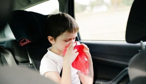 7岁的孩子总是晕车，有什么方法可以缓解？