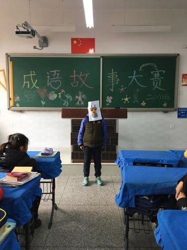 坐满了观众的成语？