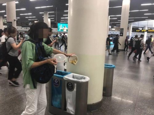 一男子在上海地铁站外拖着垃圾桶来回走，盗电瓶换取回家路费，你怎么看？