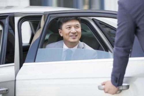 男领导开车女员工是不是必须坐前排啊？