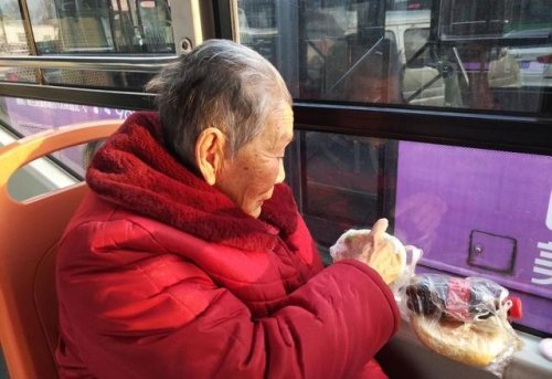 90岁老人能坐大巴吗？