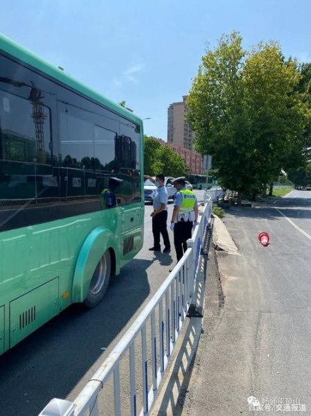 平顶山：高速上载53人大巴出现故障，乘客全部脱险, 你怎么看？
