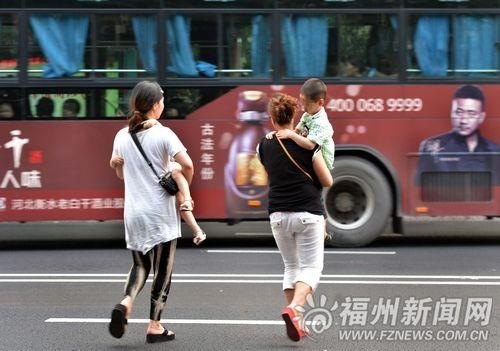 你看到有人抱小孩闯红灯你制止吗？