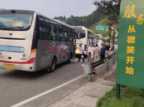 大巴在高速公路上行驶的速度是多少？