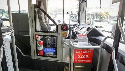 公交车、客车驾驶员因该配备辣椒水等防护自身安全的产品吗？