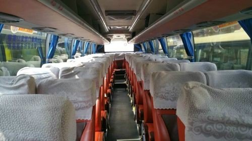 大巴车座位前后间距国家标准？