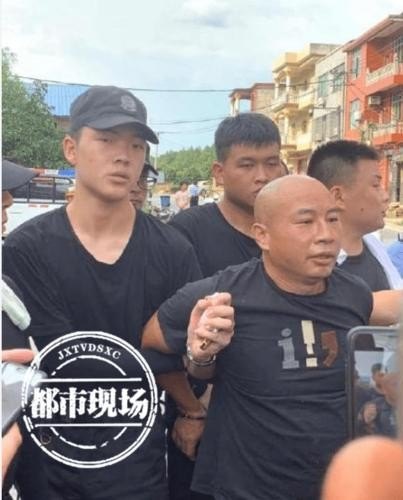曾春亮为什么落网时还有摩托车，哪来的？
