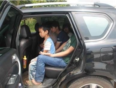 一车可以坐两个大人四个小孩吗？