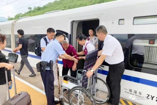 请问如何带要坐轮椅的老人出远门坐高铁?谢谢？