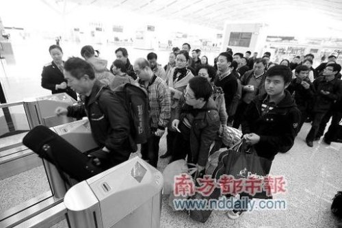 广州南站坐高铁是不是不用取票出来，直接刷身份证就好了？