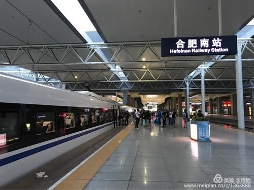 动车和快客是否在同一个合肥火车站内换乘？