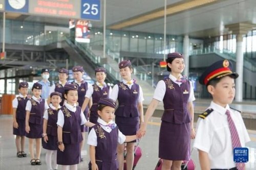 动车能托乘务员带10岁以上小孩吗？