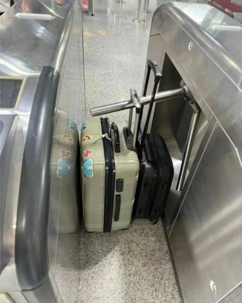 两个行李箱过闸机怎么过？