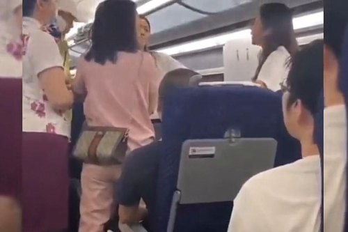 高铁女孩被掌掴，为什么能够成为一时热点？