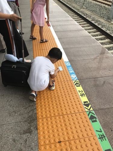小孩坐动车怎么进站？
