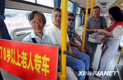 上海实行70岁老人免费乘车规定？