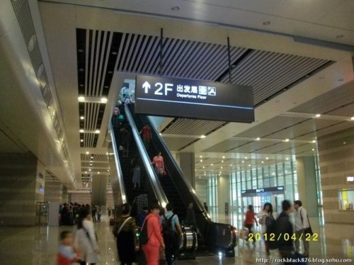 上海虹桥火车站送人能进站么，如何进去？