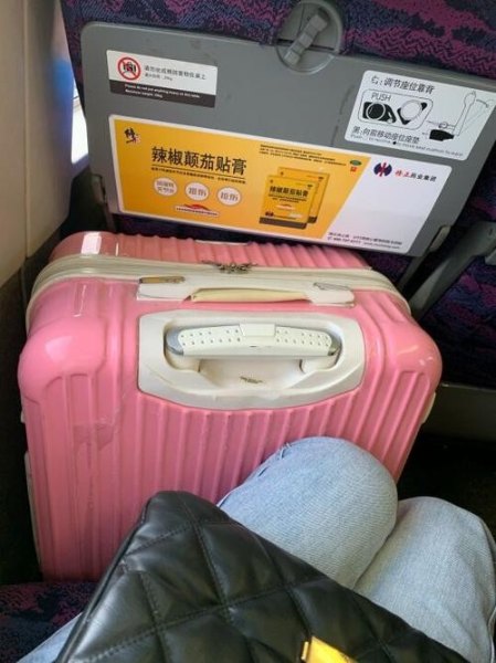 为什么高铁最后一排放行李箱要倒着放？