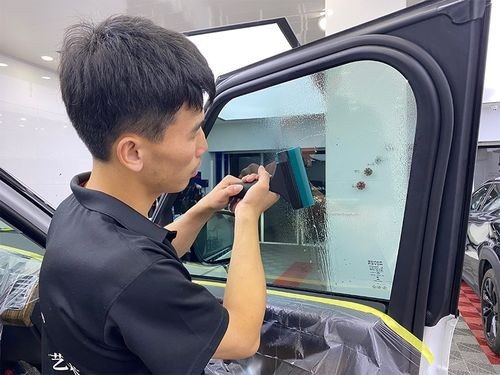 撕掉汽车贴膜后，玻璃怎样擦干净？