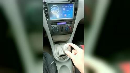 手动挡临时停车不熄火的正确步骤？