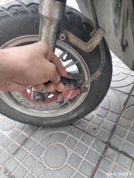 新电动车碟刹怎么调松紧？