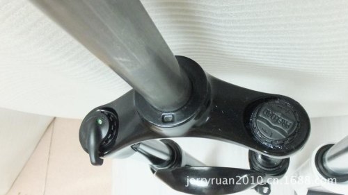 自行车前叉锁死然后还是有点避震怎么调？