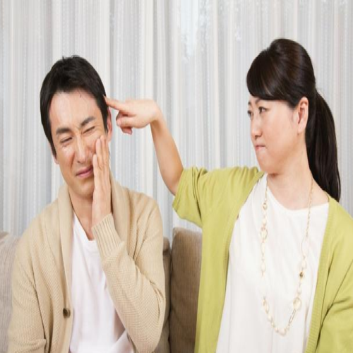 老婆的异性朋友来借住一周，正好我马上出差，这事我该怎么处理？