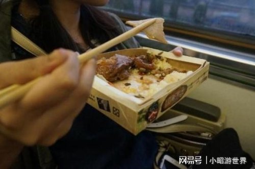 为什么有些人一上火车就喜欢吃东西？