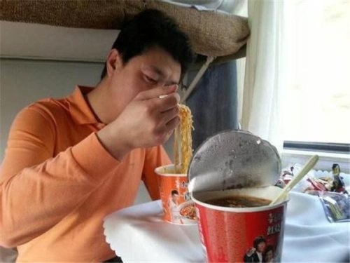 为什么有些人一上火车就要吃泡面？