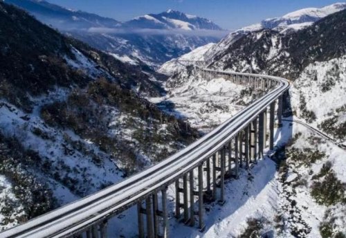 谁能告诉我高速公路一公里的造价，最好准确点？